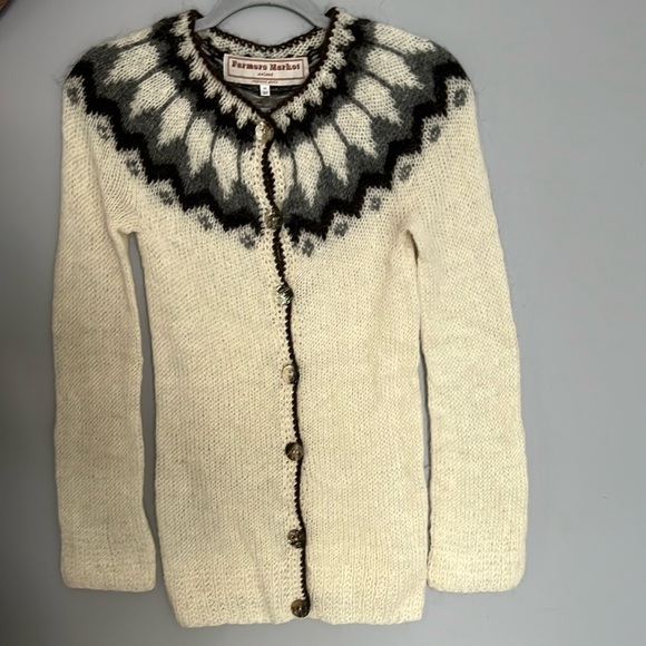 Farmers Market Sweaters - Vintage Wool 
Icelandic Mock Neck
Long Sleeve Cream
Brown Women Sweater✨